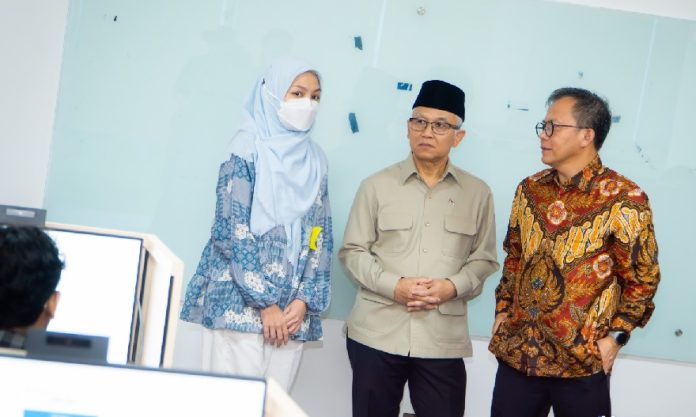 Pantau UTBK di Unesa, Wamendikdasmen Ingatkan Sanksi Pidana bagi Pelaku Perjokian