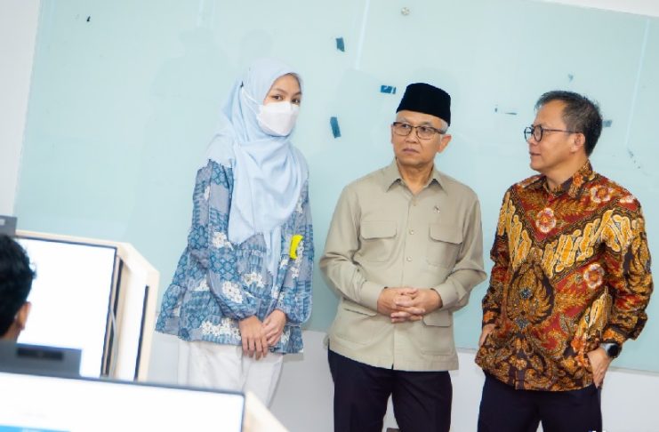 Pantau UTBK di Unesa, Wamendikdasmen Ingatkan Sanksi Pidana bagi Pelaku Perjokian