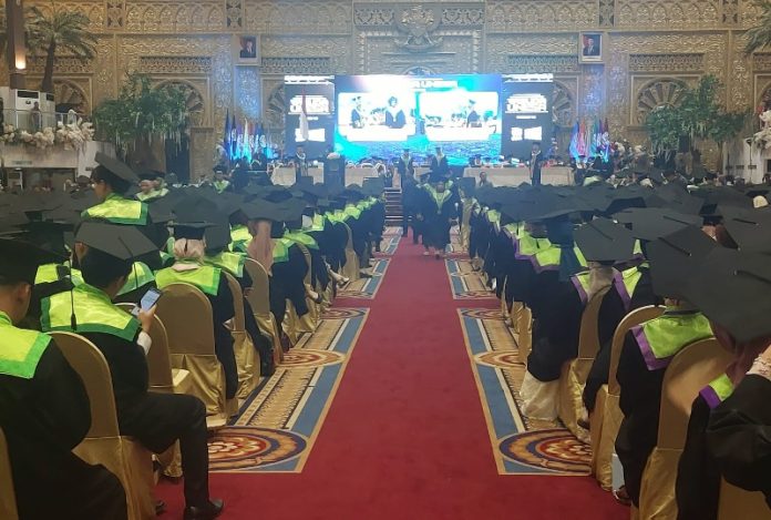 Wisuda ke-119 Unesa: Menjawab Tantangan Resiliensi Global dan Kisah Inspiratif Beasiswa S2 untuk Atlet Paralimpik