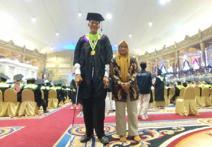 Elpanta Tarigan, Pemuda asal Deli Serdang, Sumatera Utara berhasil menyelesaikan studi S1 Pendidikan Luar Biasa (PLB) hanya dalam waktu 7 semester dengan IPK gemilang 3,68.