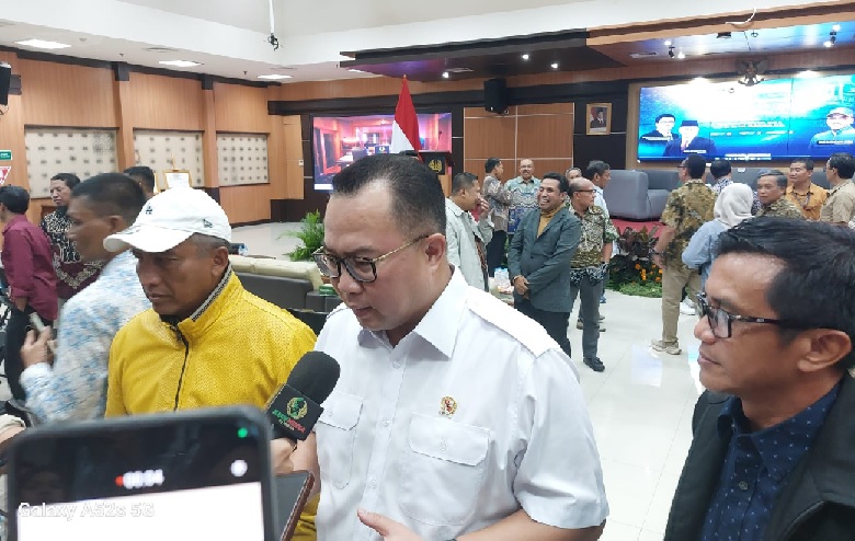 Rektor Unesa, Prof. Dr. Nurhasan, M.Kes., bersama Kepala BRIN, Arif Satria dan Wakil Rektor Bidang Perencanaan, Pengembangan, Kerja Sama, dan Teknologi Informasi dan Komunikasi Unesa, Dwi Cahyo Kartiko 