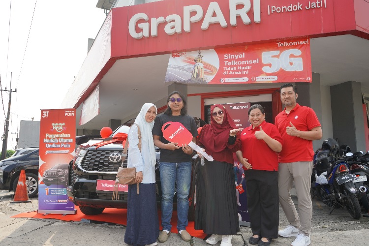 Badrus Salam, pelanggan setia Telkomsel asal Gempol, Pasuruan. Niat yang mendapatkan satu unit mobil Toyota Innova Zenix.