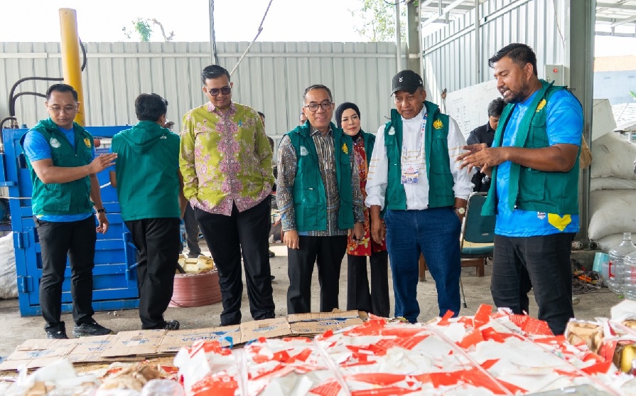 Mendiktisaintek menyempatkan diri meninjau inovasi pengelolaan sampah mandiri di bawah Direktorat Smart Eco Campus Unesa, Sabtu (09/05)