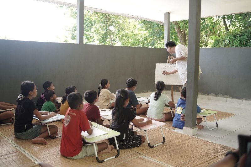 Generasi muda Desa Sejahtera Astra Desa Les mengikuti kelas bahasa Inggris dan pengembangan kapasitas pariwisata guna mempersiapkan local guide bagi wisatawan yang berkunjung ke desa.