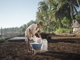arakat Desa Sejahtera Astra Desa Les mempertahankan tradisi pembuatan garam tradisional yang diwariskan secara turun-temurun sebagai bagian dari pengembangan ekonomi berbasis potensi lokal dan keberlanjutan desa.