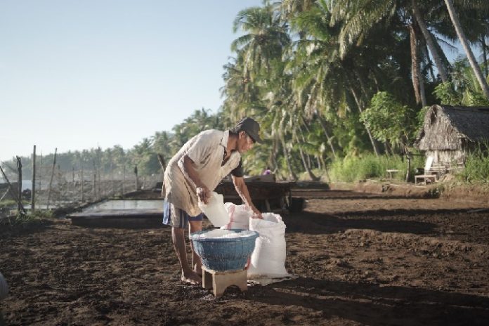 Astra arakat Desa Sejahtera Astra Desa Les mempertahankan tradisi pembuatan garam tradisional yang diwariskan secara turun-temurun sebagai bagian dari pengembangan ekonomi berbasis potensi lokal dan keberlanjutan desa.