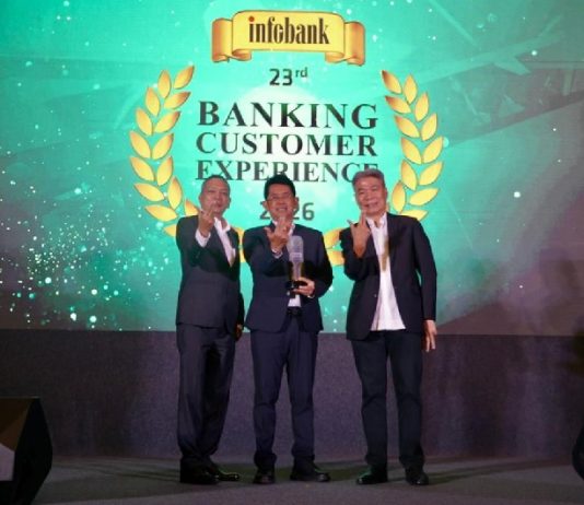 Direktur Utama Bank Jatim, Winardi Legowo menerima langsung penghargaan dalam ajang bergengsi 23rd INFOBANK-MRI Banking Service Excellence Appreciation 2026