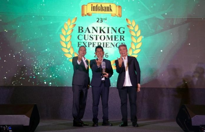 Direktur Utama Bank Jatim, Winardi Legowo menerima langsung penghargaan dalam ajang bergengsi 23rd INFOBANK-MRI Banking Service Excellence Appreciation 2026