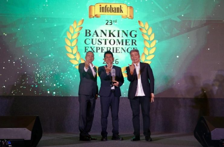 Direktur Utama Bank Jatim, Winardi Legowo menerima langsung penghargaan dalam ajang bergengsi 23rd INFOBANK-MRI Banking Service Excellence Appreciation 2026
