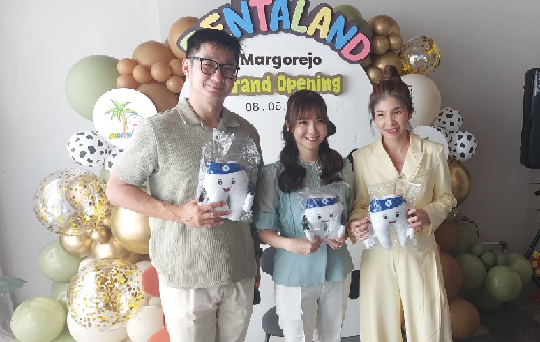 drg.Irene Adelia Sp.Perio, di dampingi drg. Handy WiratamaH, Sp. KGA dan drg. Tri SoehartiniSp. KGA dalam peresmian Dentaland Margorejo Surabaya, Senin (08/06/2026),