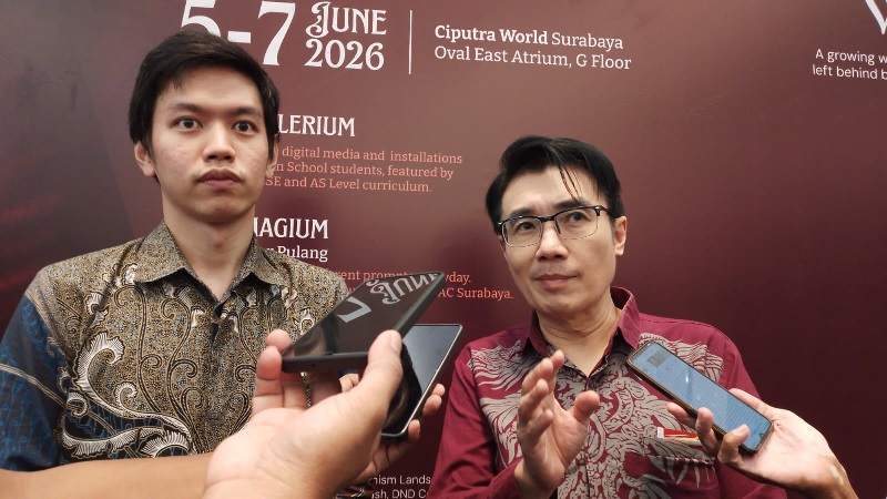 Marcellino Leopatria selaku Ketua Acara LENTARIUM 2026 bersama Kepala Sekolah Elyon High School, Jimy Hartanto