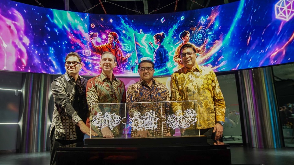 Teuku Riefky Harsya Menteri Ekonomi Kreatif Republik Indonesia (kedua dari kanan), Vikram Sinha, President Director and Chief Executive Officer Indosat Ooredoo Hutchison (paling kanan), dan David Wadhwani President of Creativity & Productivity Business Adobe (kedua dari kiri) berkolaborasi mendukung masyarakat Indonesia dalam mengubah kreativitas menjadi peluang melalui pemanfaatan teknologi dan AI.