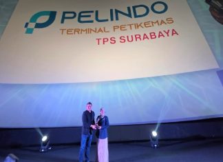 Assistant Manager Hubungan Pelanggan TPS, Ratu Sawitri, menerima penghargaan OMNI Brand of The Year 2026