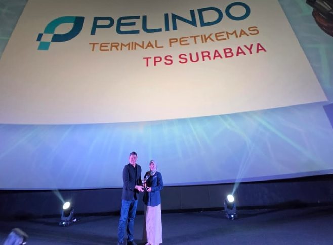 Assistant Manager Hubungan Pelanggan TPS, Ratu Sawitri, menerima penghargaan OMNI Brand of The Year 2026