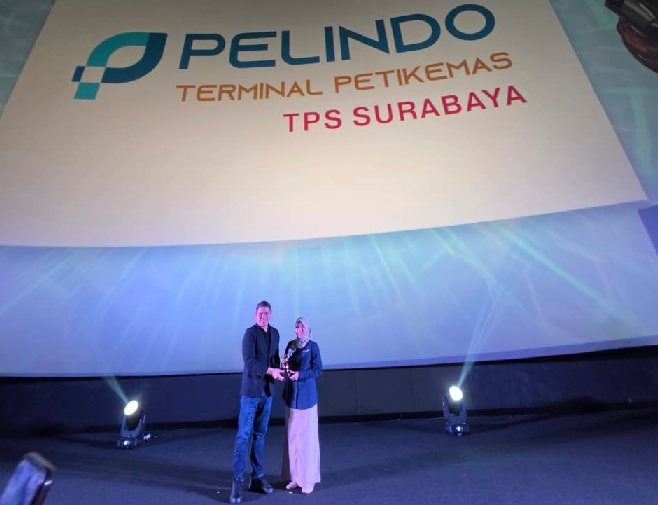 tps Assistant Manager Hubungan Pelanggan TPS, Ratu Sawitri, menerima penghargaan OMNI Brand of The Year 2026
