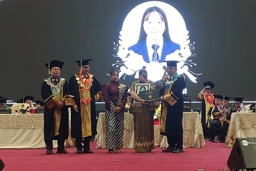 Rektor Unesa, Prof. Dr. Nurhasan, M.Kes. (Cak Hasan) menyampaikan ijazah kelulusan Linda Ayu Tivani (22) . Mahasiswi Jurusan Ekonomi yang berpulang pada akhir Mei