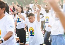 Gandeng Anjasmara, Unesa Cetak Rekor MURI Yoga Massal Inklusif Bersama Ratusan Penyandang Disabilitas