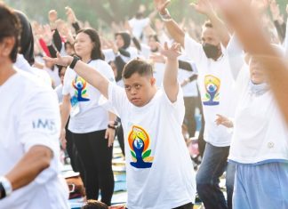 Gandeng Anjasmara, Unesa Cetak Rekor MURI Yoga Massal Inklusif Bersama Ratusan Penyandang Disabilitas