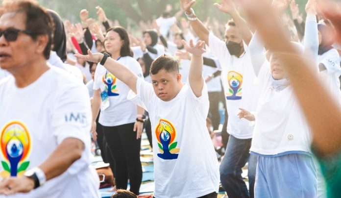 Gandeng Anjasmara, Unesa Cetak Rekor MURI Yoga Massal Inklusif Bersama Ratusan Penyandang Disabilitas