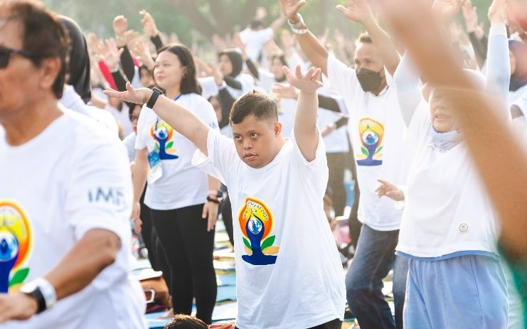 Gandeng Anjasmara, Unesa Cetak Rekor MURI Yoga Massal Inklusif Bersama Ratusan Penyandang Disabilitas