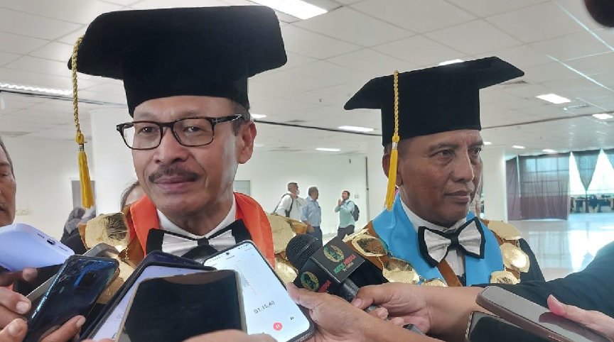Rektor Unesa, Prof. Dr. Nurhasan, M.Kes. (Cak Hasan) bersama Wakil Rektor 1 Bidang Akademik, Kemahasiswaan, dan Alumni, Prof. Dr. Martadi, M.Sn., seusai prosesi wisuda.