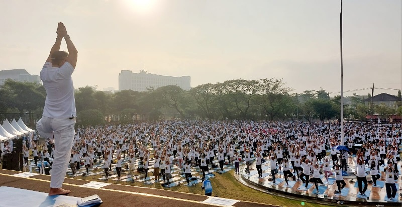 Gandeng Anjasmara, Unesa Cetak Rekor MURI Yoga Massal Inklusif Bersama Ratusan Penyandang Disabilitas