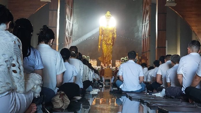waisak Penuh Khidmat, Ratusan Umat Buddha Rayakan Hari Raya Waisak 2570 B.E. di Vihara Dhammajaya Surabaya