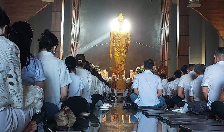 Penuh Khidmat, Ratusan Umat Buddha Rayakan Hari Raya Waisak 2570 B.E. di Vihara Dhammajaya Surabaya