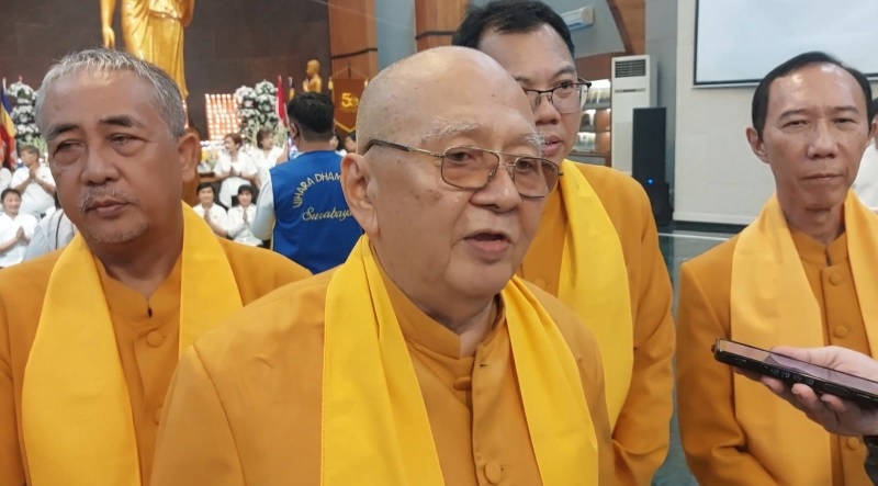 Romo Widya Kusuma, selaku pendiri Vihara Dhammajaya sekaligus pemimpin puja dalam perayaan.