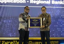 Direktur Teknologi Informasi, Digital, dan Operasi Bank Jatim, Dodit Wiweko Probojakti menerima penghargaan Top Digital Application Regional Banking – JConnect by Bank Jatim dalam ajang JawaPos.com Digital Excellence Awards 2026 di Jakarta, Kamis (30/07).
