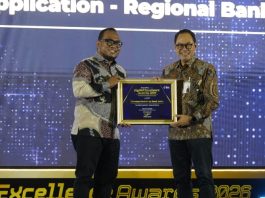 Direktur Teknologi Informasi, Digital, dan Operasi Bank Jatim, Dodit Wiweko Probojakti menerima penghargaan Top Digital Application Regional Banking – JConnect by Bank Jatim dalam ajang JawaPos.com Digital Excellence Awards 2026 di Jakarta, Kamis (30/07).