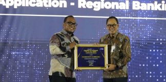 Direktur Teknologi Informasi, Digital, dan Operasi Bank Jatim, Dodit Wiweko Probojakti menerima penghargaan Top Digital Application Regional Banking – JConnect by Bank Jatim dalam ajang JawaPos.com Digital Excellence Awards 2026 di Jakarta, Kamis (30/07).