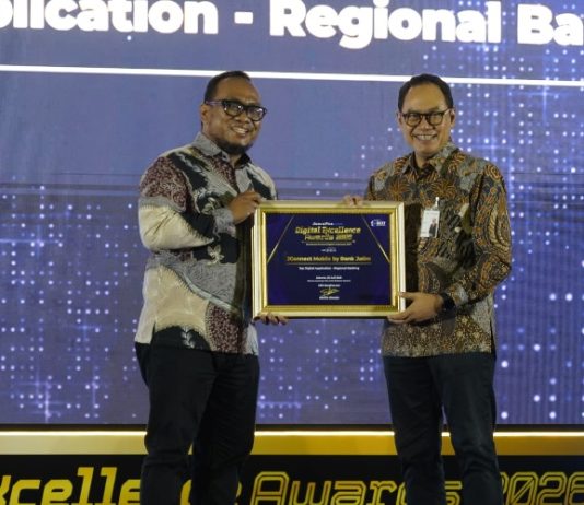 Direktur Teknologi Informasi, Digital, dan Operasi Bank Jatim, Dodit Wiweko Probojakti menerima penghargaan Top Digital Application Regional Banking – JConnect by Bank Jatim dalam ajang JawaPos.com Digital Excellence Awards 2026 di Jakarta, Kamis (30/07).