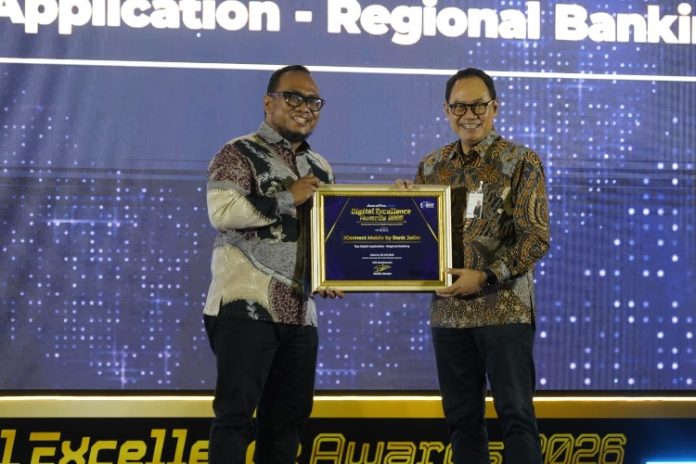 bjtm1 Direktur Teknologi Informasi, Digital, dan Operasi Bank Jatim, Dodit Wiweko Probojakti menerima penghargaan Top Digital Application Regional Banking – JConnect by Bank Jatim dalam ajang JawaPos.com Digital Excellence Awards 2026 di Jakarta, Kamis (30/07).