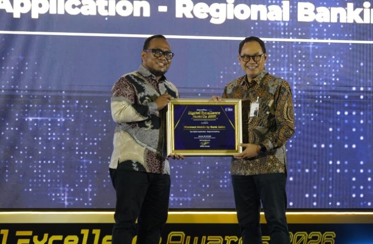 Direktur Teknologi Informasi, Digital, dan Operasi Bank Jatim, Dodit Wiweko Probojakti menerima penghargaan Top Digital Application Regional Banking – JConnect by Bank Jatim dalam ajang JawaPos.com Digital Excellence Awards 2026 di Jakarta, Kamis (30/07).