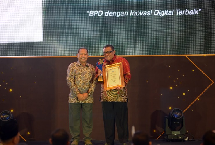 Direktur Teknologi Informasi, Digital, dan Operasi Bank Jatim, Dodit Wiweko Probojakti menerima penghargaan sebagai BPD dengan Inovasi Digital Terbaik pada gelaran Radar Surabaya Awards 2026