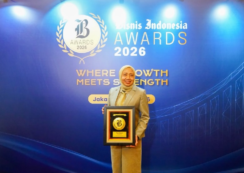 Direktur Kepatuhan Bank Jatim, Umi Rodiyah menerima langsung penghargaan bergengsi dalam ajang Bisnis Indonesia Award (BIA) 2026 untuk kategori Bank Pembangunan Daerah (BPD) dengan aset di atas Rp 40 triliun Kamis malam (2/7)