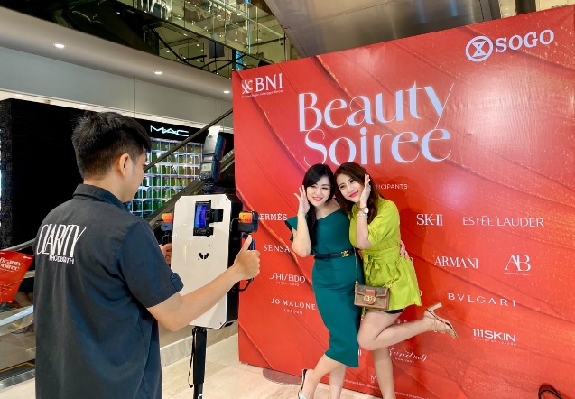 pengunjung dalam SOGO Beauty Soiree