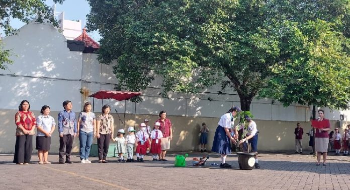 st Maria2 Tanam "Pohon Serviam", Kampus Santa Maria Surabaya Gelar Pembukaan MPLS Unik Lintas Jenjang