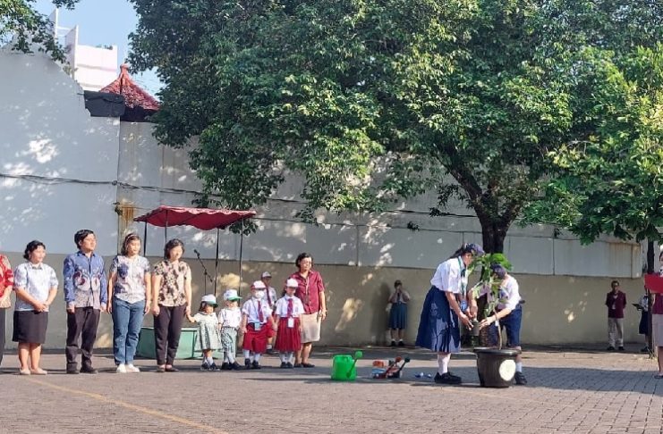 Tanam "Pohon Serviam", Kampus Santa Maria Surabaya Gelar Pembukaan MPLS Unik Lintas Jenjang