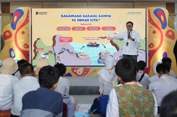 Widyaswendra Corporate Secretary PT Pelindo Terminal Petikemas memberikan paparan kepelabuhanan dalam kegiatan Portground