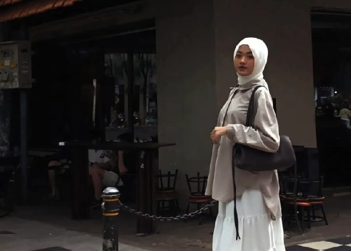 unesa Kisah Fira, Alumnus DKV Unesa yang Dobrak Batas Lewat Sekolah Model Disabilitas