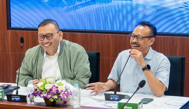 Sekretaris Jenderal Kemensos RI, Robben Riko bersama Wakil Rektor Bidang Pendidikan, Kemahasiswaan, dan Alumni Unesa, Martadi dalam agenda audiensi antara Kementerian Sosial (Kemensos) RI dan Universitas Negeri Surabaya (Unesa), Jumat (31/07/2026).
