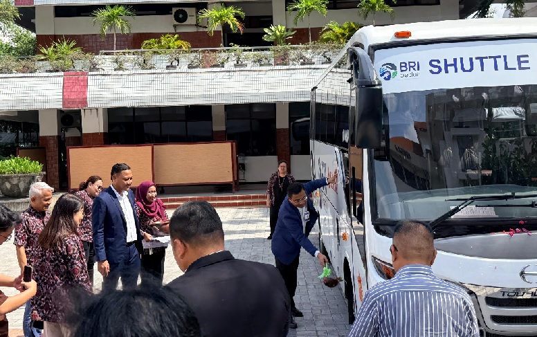 Dukung Operasional Kampus, BRI Kapas Krampung Salurkan Bantuan Bus Operasional untuk Ubaya