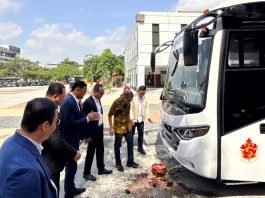 Dukung Operasional Kampus, BRI Kapas Krampung Salurkan Bantuan Bus Operasional untuk Ubaya