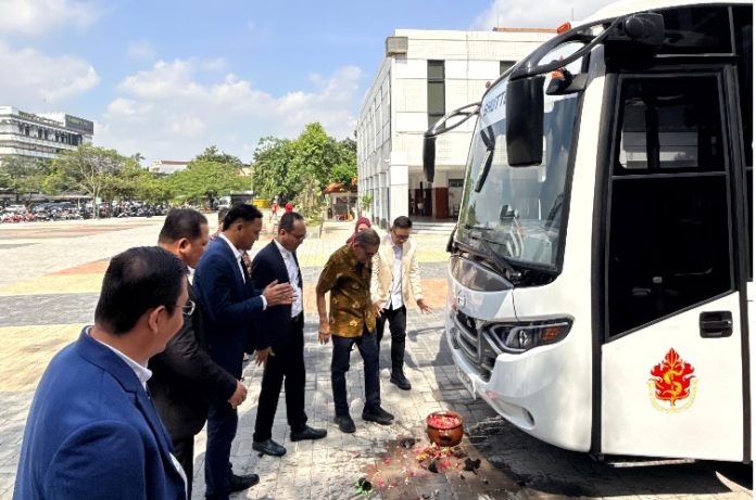 BRI2 Dukung Operasional Kampus, BRI Kapas Krampung Salurkan Bantuan Bus Operasional untuk Ubaya