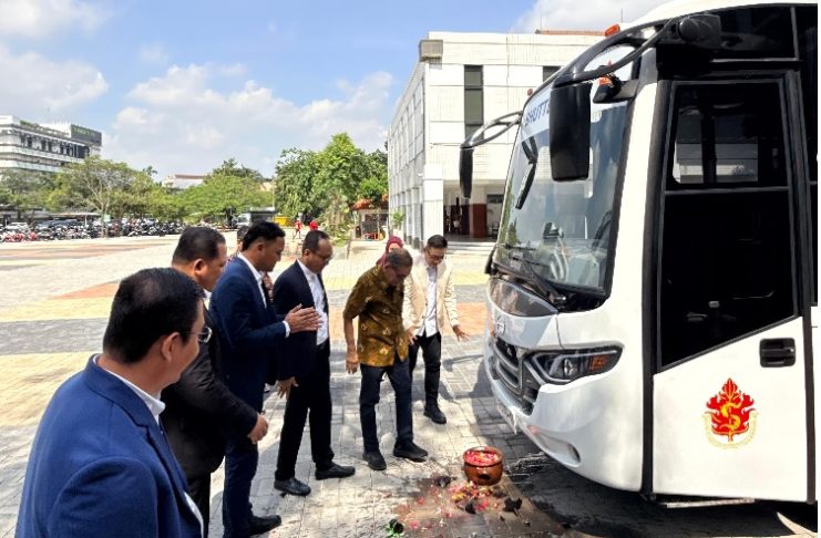 Dukung Operasional Kampus, BRI Kapas Krampung Salurkan Bantuan Bus Operasional untuk Ubaya