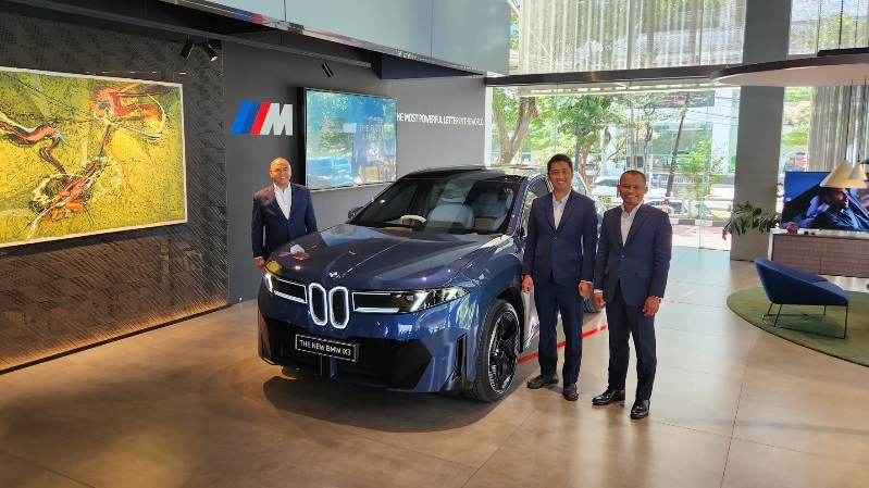 Jajaran manajemen BMW Astra,  Operation Manager Teguh Widodo, Kepala Cabang BMW Astra Surabaya Octa Wibowo, serta Kepala Bengkel BMW Astra Surabaya Sularno.