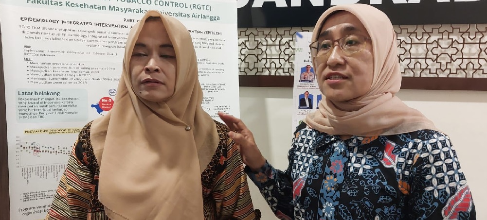 Perwakilan Aliansi Masyarakat Korban Rokok Indonesia (AMKRI) Surabaya, Ike Wijaya (52) bersama Ketua RGTC FKM UNAIR, Prof. Santi Martini, dr., M.Kes.,