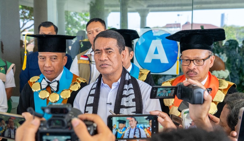 Menteri Pertanian RI, Andi Amran Sulaiman bersama Rektor Unesa, Prof. Dr. Nurhasan, M.Pd. (Cak Hasan) ketika menghadiri Wisuda ke-121 Unesa di Graha Unesa, Kampus II Lidah Wetan, Surabaya, Rabu (12/8/2026)